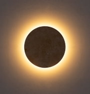 Runde Wandleuchte mit Steinoptik und warmweißem indirektem Halo-Licht an strukturierter Wand, Frontalansicht