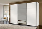 Moderner dreitüriger Schwebetürenschrank in Weiß mit Spiegel in der Mitte, seitliche Perspektive.