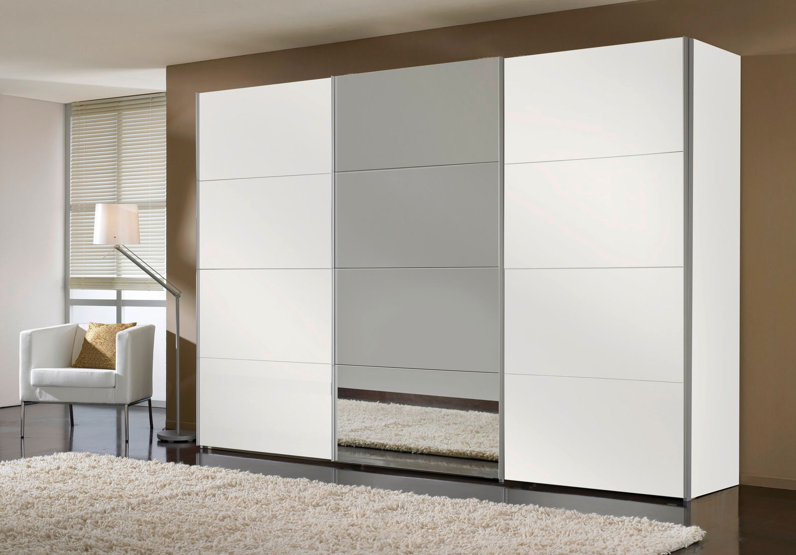 Moderner dreitüriger Schwebetürenschrank in Weiß mit Spiegel in der Mitte, seitliche Perspektive.