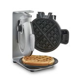 Waffelautomat in seitlicher Perspektive mit geöffneter Backfläche und fertiger Waffel.