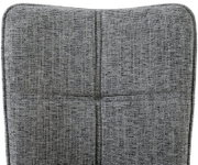 Close-up van de rugleuning van een grijze, gestructureerde stoffen stoel.