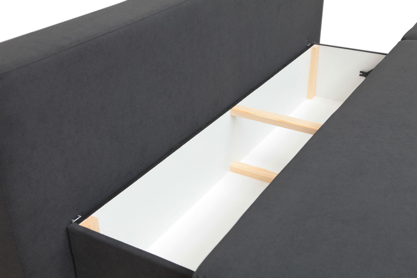 Nahaufnahme eines geöffneten Stauraums in einem Funktionssofa, Perspektive von oben.