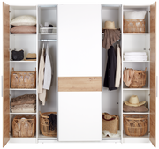 Moderner Dreh- und Schwebetürenschrank mit vier Türen, teilweise geöffnet, zeigt eine stilvolle Kombination aus Holz- und Weißtönen. Der Schrank ist mit Körben, Kleidung und Accessoires gefüllt. Frontalansicht.