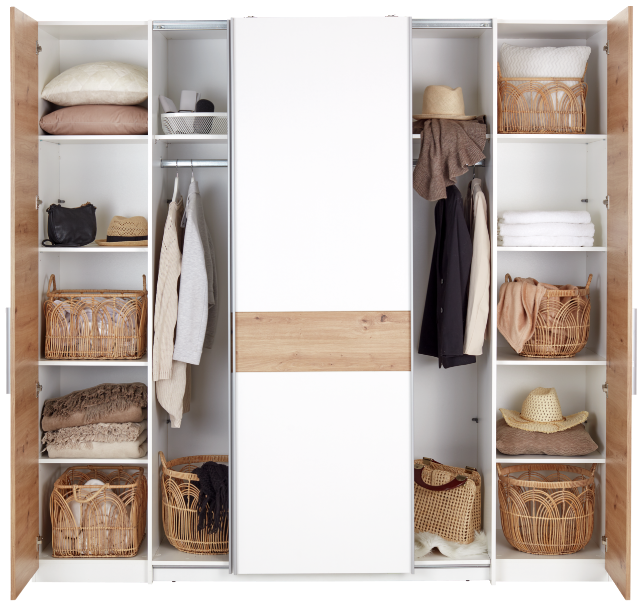 Moderner Dreh- und Schwebetürenschrank mit vier Türen, teilweise geöffnet, zeigt eine stilvolle Kombination aus Holz- und Weißtönen. Der Schrank ist mit Körben, Kleidung und Accessoires gefüllt. Frontalansicht.