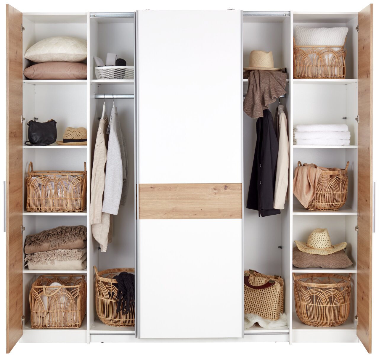Moderne kast met draai- en schuifdeuren, met vier deuren die gedeeltelijk openstaan, in een stijlvolle combinatie van hout- en wittinten. De kast is gevuld met manden, kleding en accessoires. Vooraanzicht.