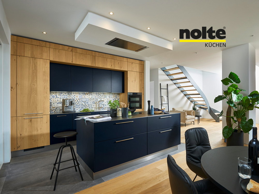 Moderne Nolte-Küche mit Holz- und dunkelblauen Fronten, Kücheninsel und stilvollem Wohnbereich.