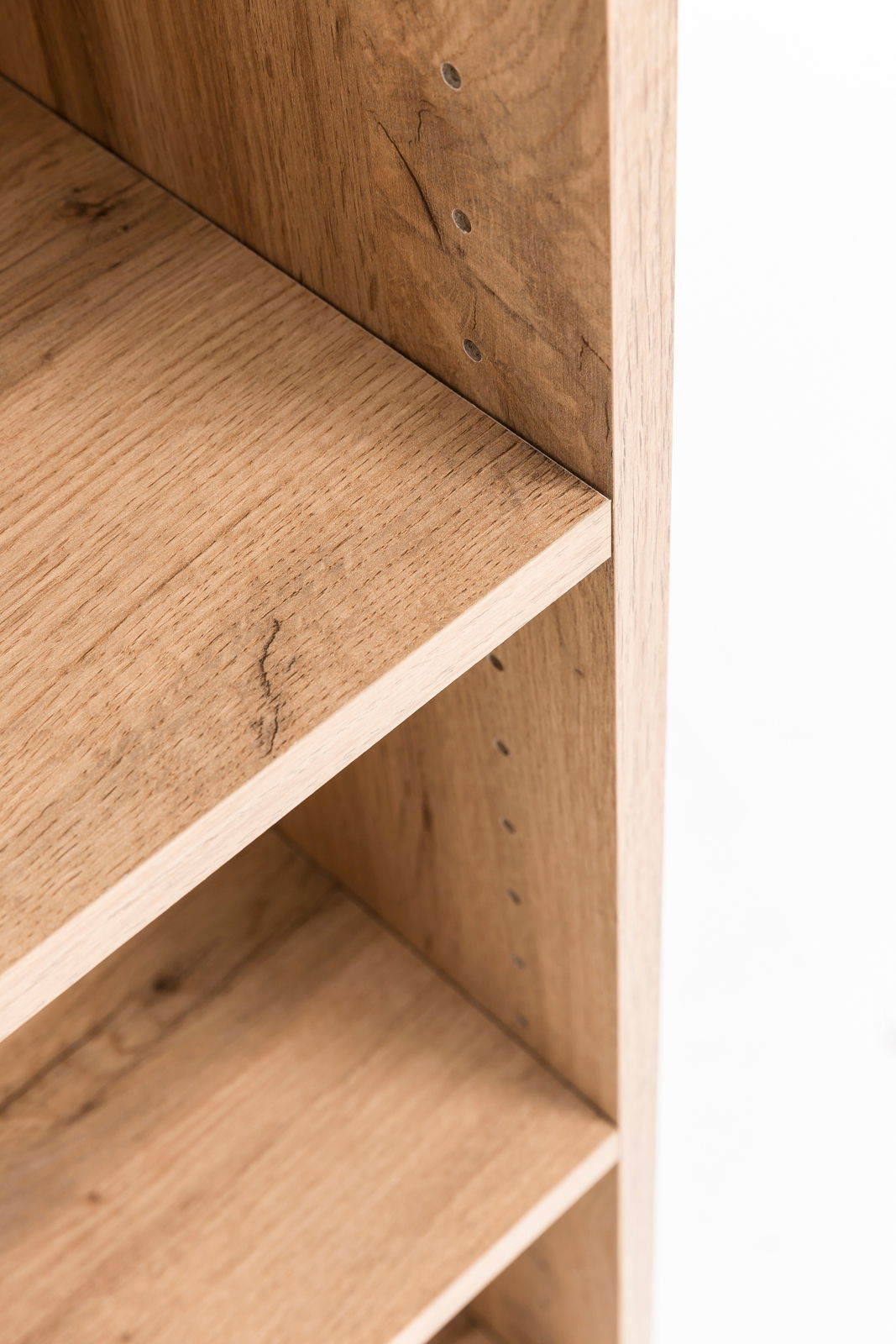 Nahaufnahme eines Unterschrank-Regals aus Holz mit verstellbaren Einlegeböden, seitliche Perspektive