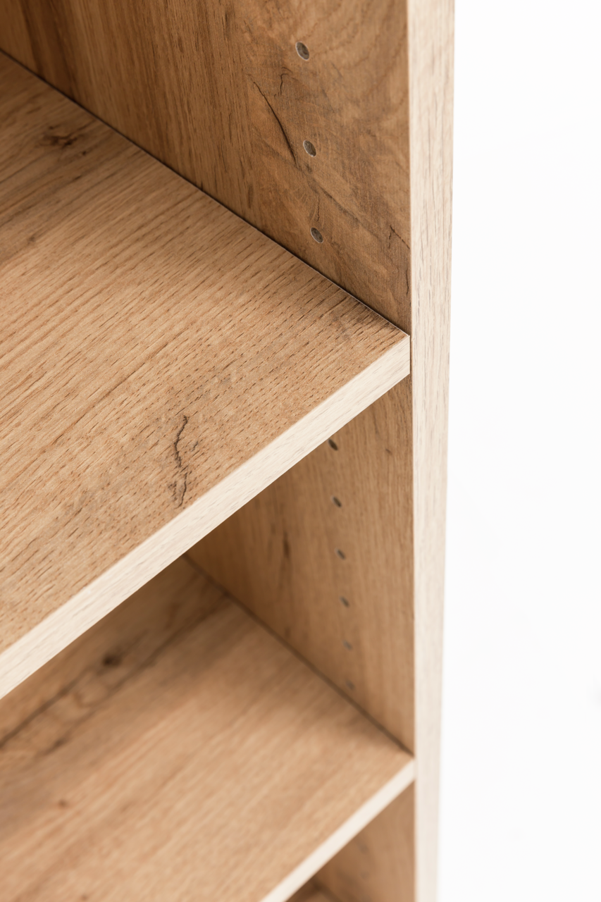 Nahaufnahme eines Unterschrank-Regals aus Holz mit verstellbaren Einlegeböden, seitliche Perspektive