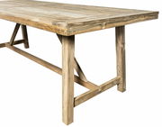 Holzgartentisch aus seitlicher Perspektive mit stabilen Beinen und natürlicher Holzmaserung