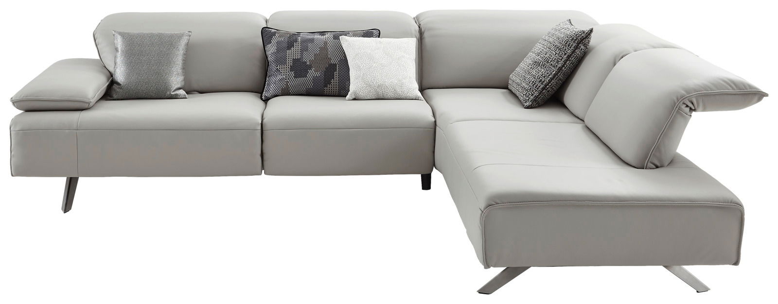 Moderne Eckgarnitur in hellgrauem Leder mit vier dekorativen Kissen, Perspektive von vorne.
