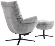 Rückansicht eines grauen Relaxsessels mit Hocker, beide mit einem modernen, gerippten Stoffbezug und schwarzen Metallfüßen.