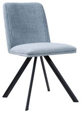 Moderner Stuhl mit hellblauem Stoffbezug und schwarzen Metallbeinen, seitliche Perspektive
