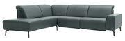 Eckgarnitur in grauem Leder, moderne Optik, seitliche Perspektive