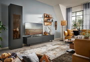 Moderne Wohnzimmer-Wandkombination Valnatura LIVINO in einer gemütlichen Wohnumgebung, seitliche Perspektive