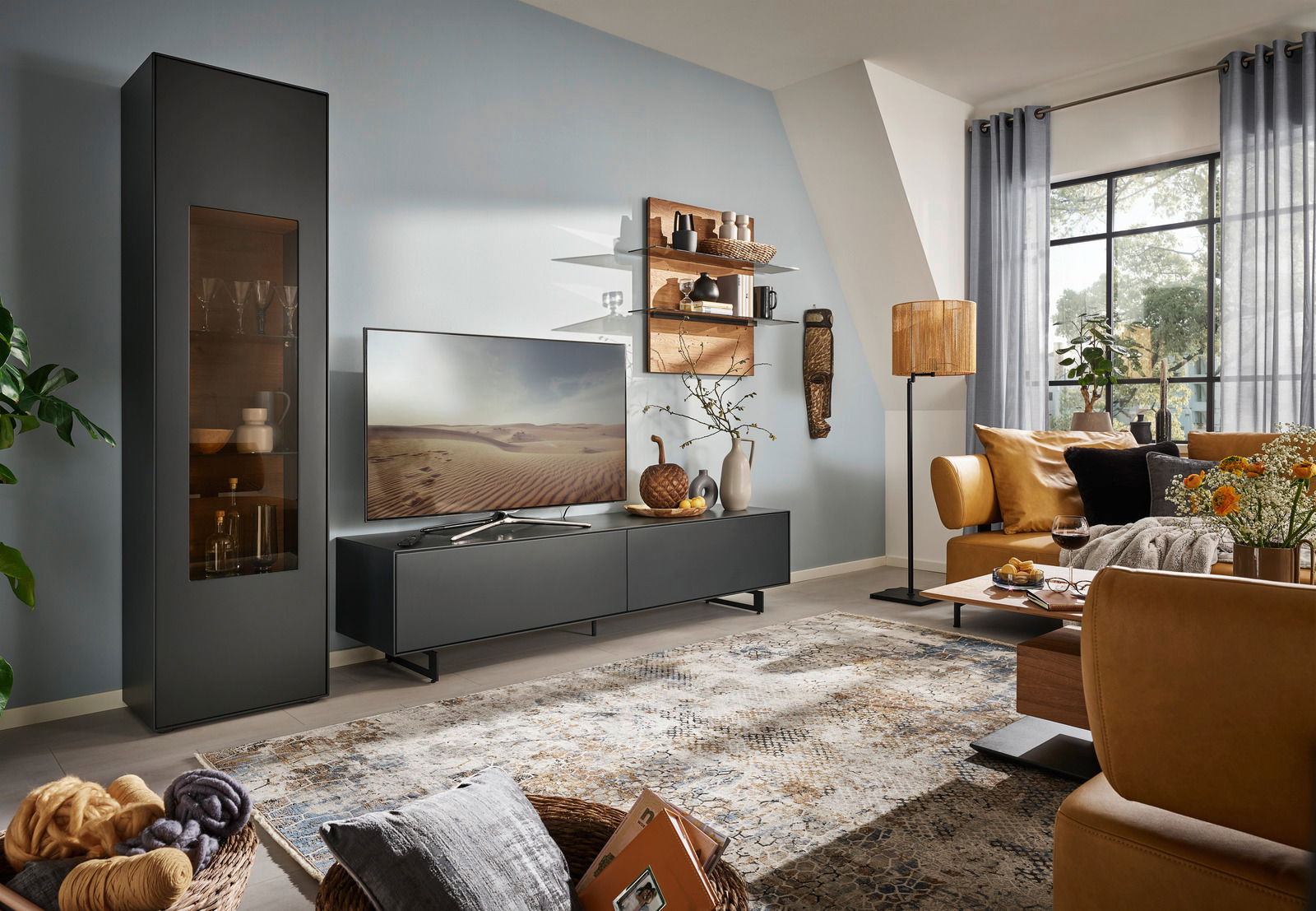 Moderne Wohnzimmer-Wandkombination Valnatura LIVINO in einer gemütlichen Wohnumgebung, seitliche Perspektive