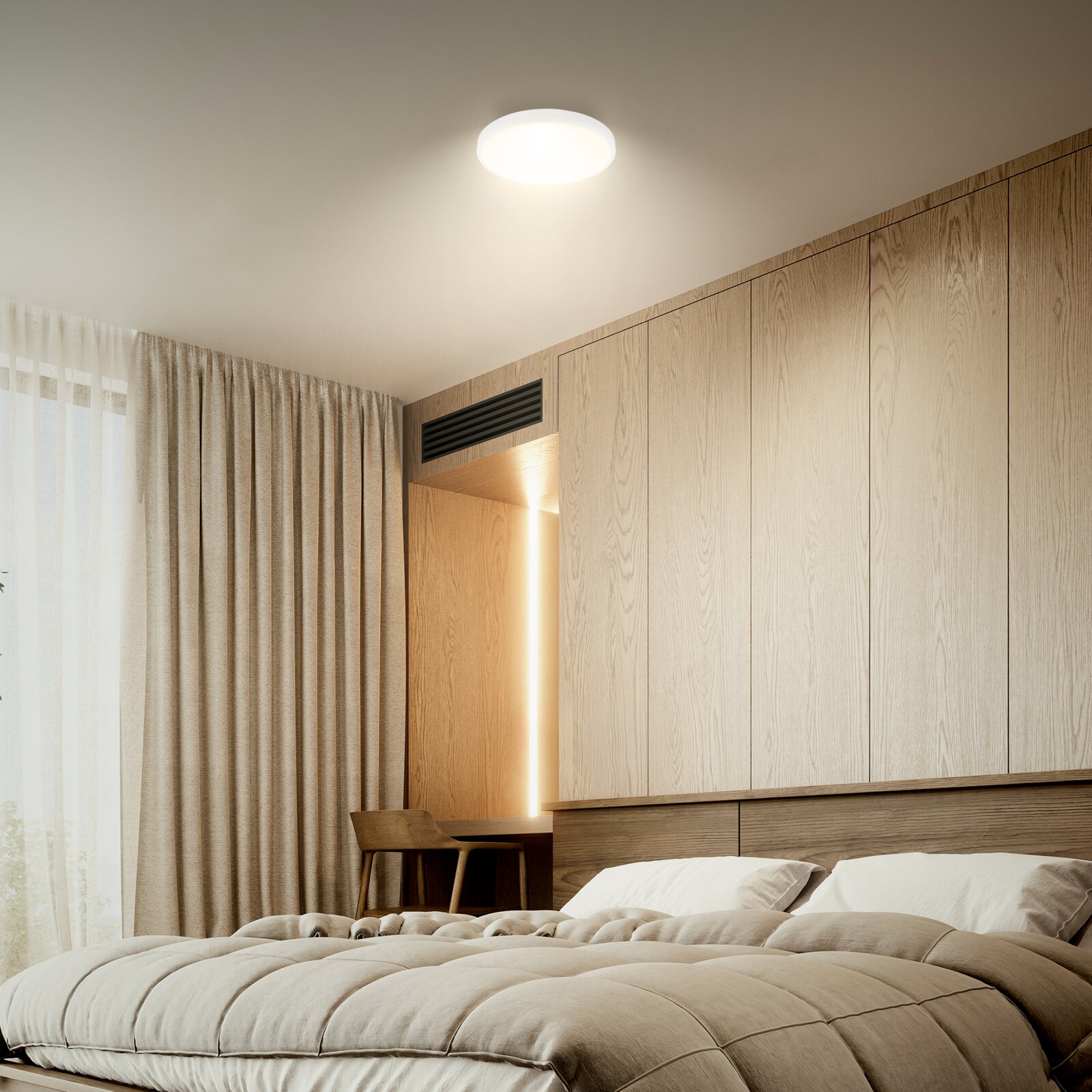 Briloner LED-plafondlamp SHINE Moderne slaapkamer met houten wandpanelen, groot bed met beige dekbed en kussens, gordijnen en ronde plafondlamp, gezien vanuit een lage hoek vanaf het bed richting het plafond en de wand.