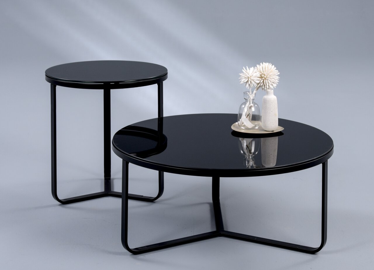 Z2 Bijzettafel BOSTON Twee moderne tafels met een zwart glazen blad en een metalen onderstel, de ene als bijzettafel en de andere als salontafel, gefotografeerd vanuit een zijaanzicht.