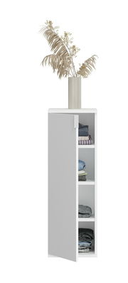 Garderobenschrank mit geöffneter Tür, zeigt gestapelte Kleidung auf drei Regalböden, mit einer Vase und getrockneten Pflanzen darauf, aus frontaler Perspektive.