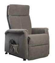 Grijze tv-fauteuil met hoge rugleuning en opbergvak voor de afstandsbediening aan de zijkant, zijaanzicht