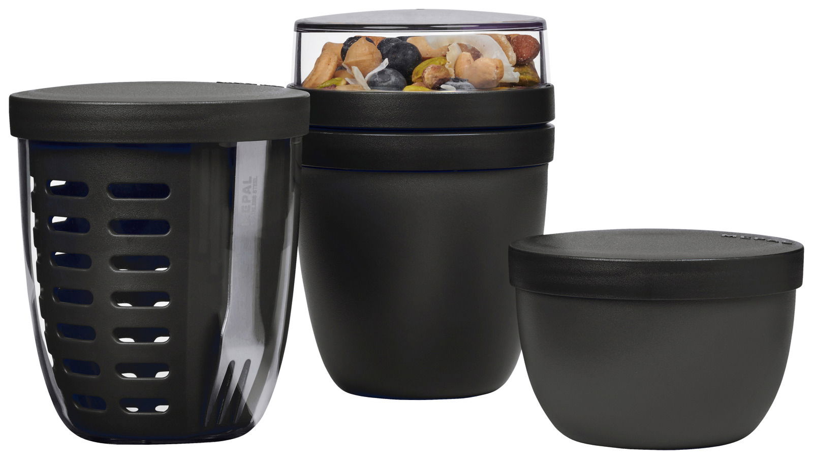 Mepal Snackpot-Set 3-tlg ELLIPSE Dreiteiliges schwarzes Snackpot-Set aus Kunststoff, bestehend aus einem Behälter mit Gabel, einem Behälter mit transparentem Deckel gefüllt mit Nüssen und einem kleineren Behälter, seitliche Perspektive.