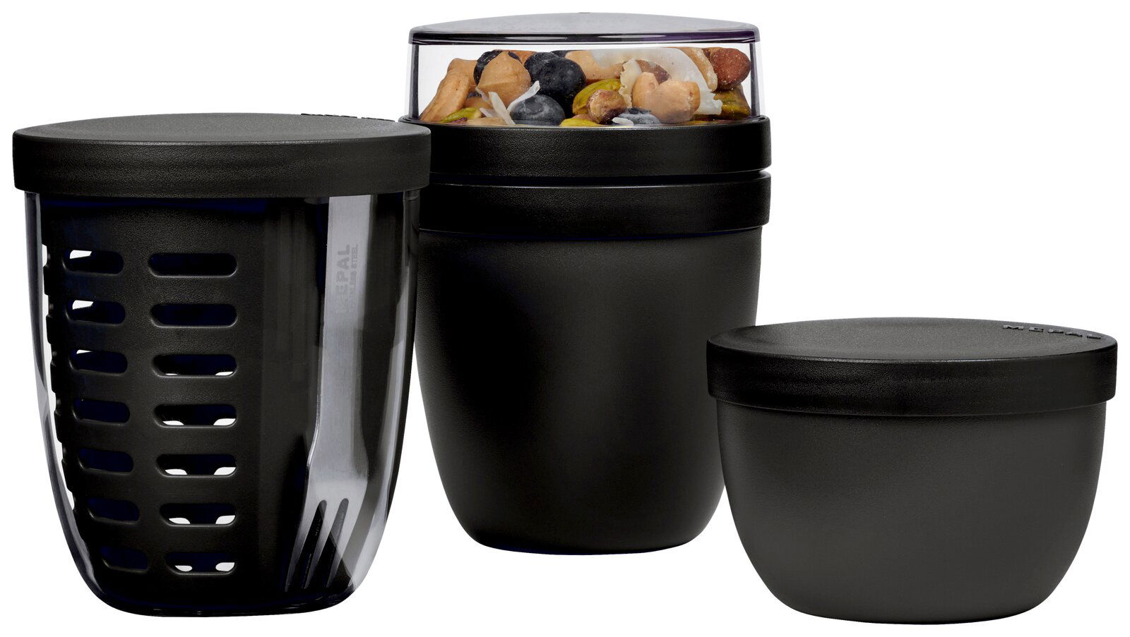 Dreiteiliges schwarzes Snackpot-Set aus Kunststoff, bestehend aus einem Behälter mit Gabel, einem Behälter mit transparentem Deckel gefüllt mit Nüssen und einem kleineren Behälter, seitliche Perspektive.
