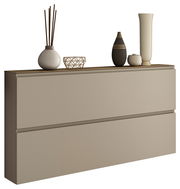 Moderner XL-Hängeschuhschrank mit zwei Schubladen, dekoriert mit Vasen und Accessoires, seitliche Perspektive.