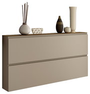 Moderner XL-Hängeschuhschrank mit zwei Schubladen, dekoriert mit Vasen und Accessoires, seitliche Perspektive.