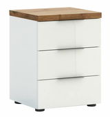 Weiße Nachtkommode mit drei Schubladen und einer Holzoberfläche, perspektivisch von vorne links fotografiert.