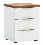 Weiße Nachtkommode mit drei Schubladen und einer Holzoberfläche, perspektivisch von vorne links fotografiert.