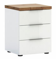 Weiße Nachtkommode mit drei Schubladen und einer Holzoberfläche, perspektivisch von vorne links fotografiert.