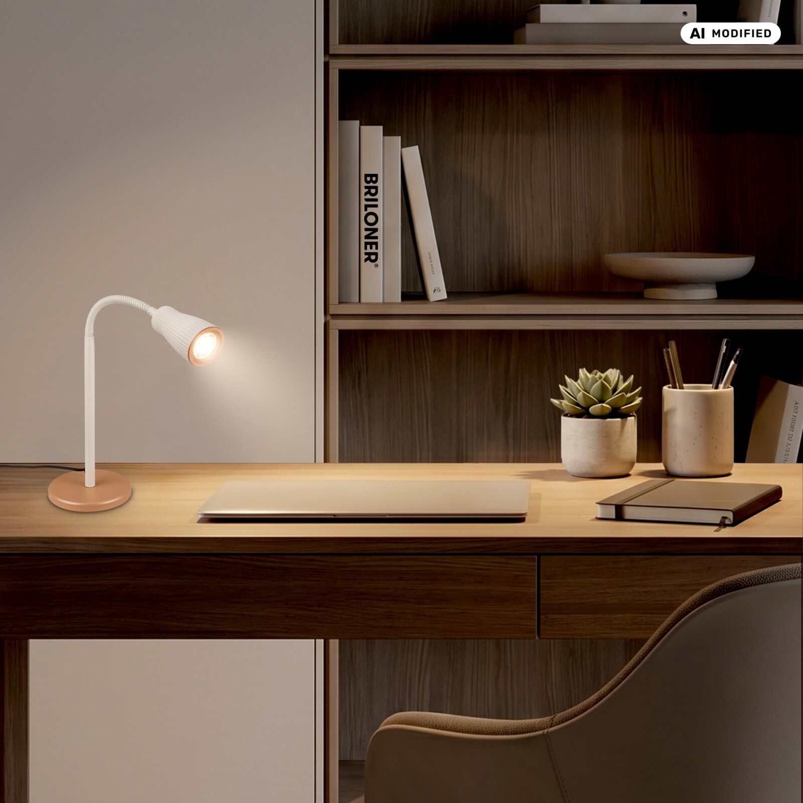 Moderne weiße LED-Schreibtischlampe mit flexiblem Arm und rundem roségoldfarbenem Fuß auf Holzschreibtisch, warmes Licht; seitliche Perspektive im Homeoffice mit Regal, Laptop, Notizbuch und Pflanze
