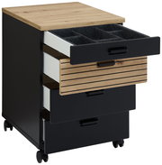 Rollcontainer mit vier Schubladen, teilweise geöffnet, aus schwarzem und holzfarbenem Material, auf Rollen, seitliche Perspektive
