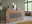 Modernes Sideboard aus Holz und grauem Material, frontal fotografiert, dekoriert mit Pflanzen und Büchern.