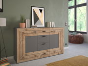 Modernes Sideboard aus Holz und grauem Material, frontal fotografiert, dekoriert mit Pflanzen und Büchern.
