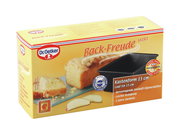 Verpackung der Dr. Oetker Back-Freude Mini Kastenform 15 cm, schräg von vorne fotografiert, mit Abbildung eines gebackenen Kuchens und der Kastenform.
