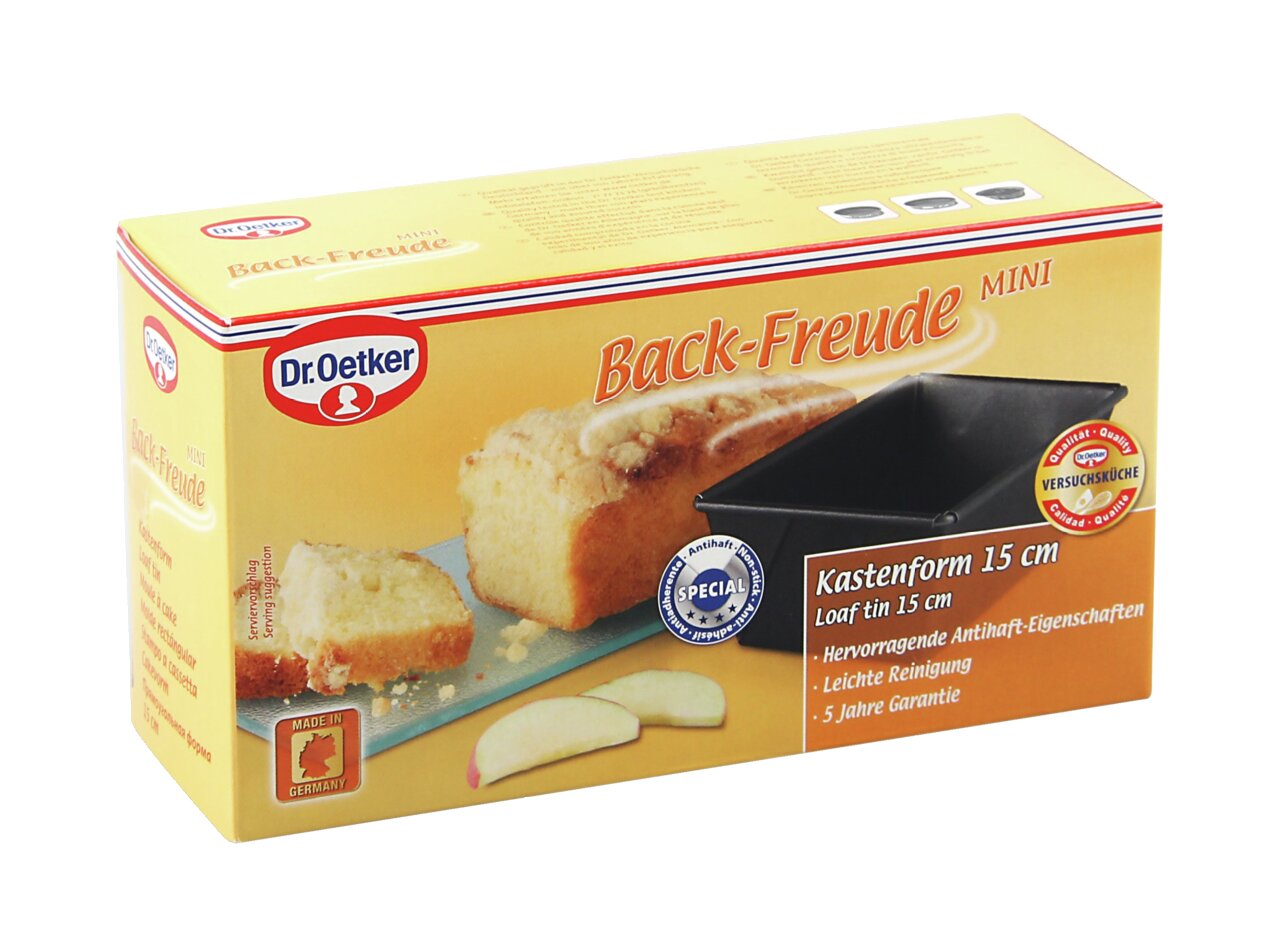 Verpackung der Dr. Oetker Back-Freude Mini Kastenform 15 cm, schräg von vorne fotografiert, mit Abbildung eines gebackenen Kuchens und der Kastenform.