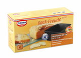 Verpackung der Dr. Oetker Back-Freude Mini Kastenform 15 cm, schräg von vorne fotografiert, mit Abbildung eines gebackenen Kuchens und der Kastenform.