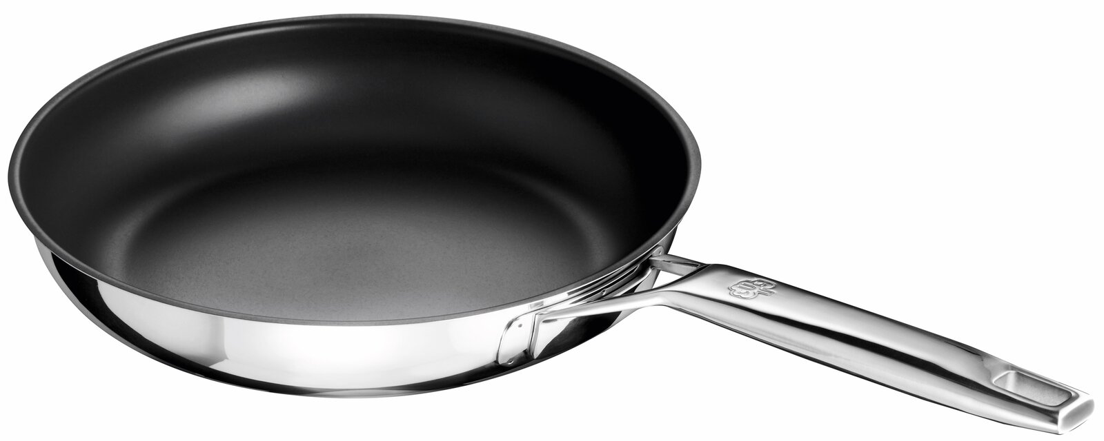 Schwarze beschichtete Bratpfanne mit Edelstahlgriff, schräg von oben in Seitenansicht auf weißem Hintergrund