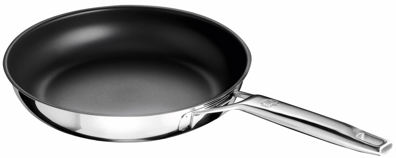 Schwarze beschichtete Bratpfanne mit Edelstahlgriff, schräg von oben in Seitenansicht auf weißem Hintergrund