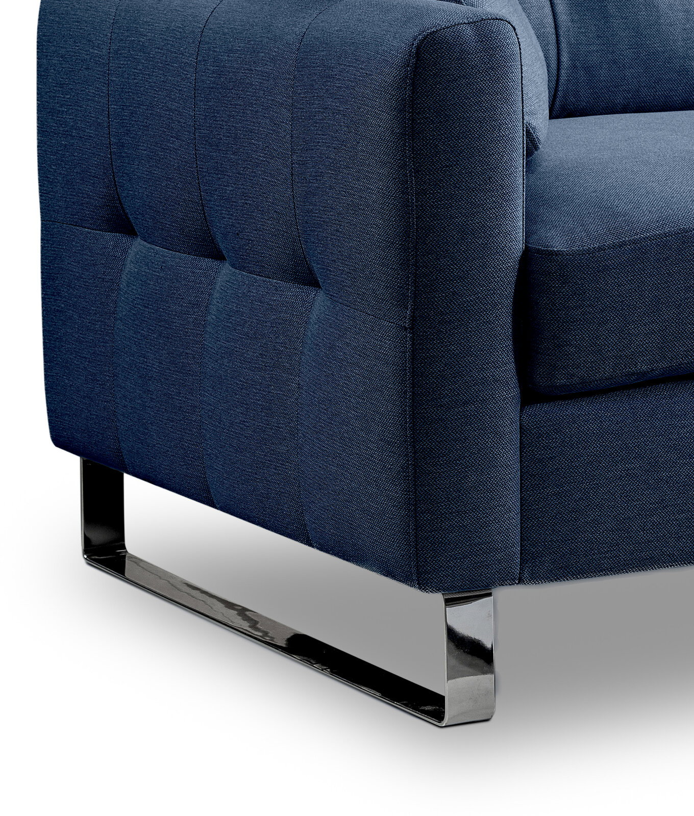 Nahaufnahme eines blauen, gepolsterten Stoffsofas mit gesteppter Seitenpartie und verchromtem Kufenfuß, Ansicht schräg von der Seite