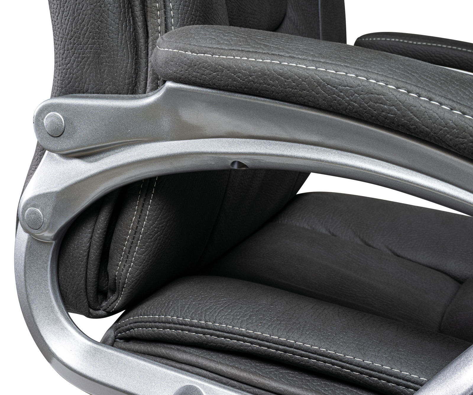 Nahaufnahme eines Chefsessels mit grauem Lederbezug und silbernen Armlehnen, seitliche Perspektive
