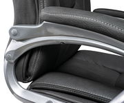 Nahaufnahme eines Chefsessels mit grauem Lederbezug und silbernen Armlehnen, seitliche Perspektive