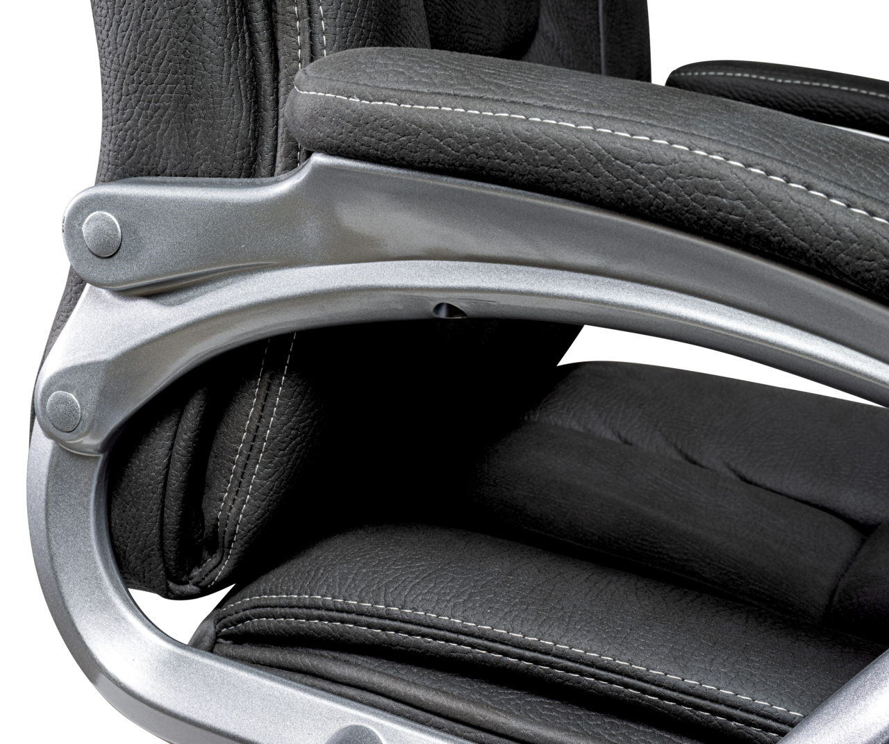 Nahaufnahme eines Chefsessels mit grauem Lederbezug und silbernen Armlehnen, seitliche Perspektive