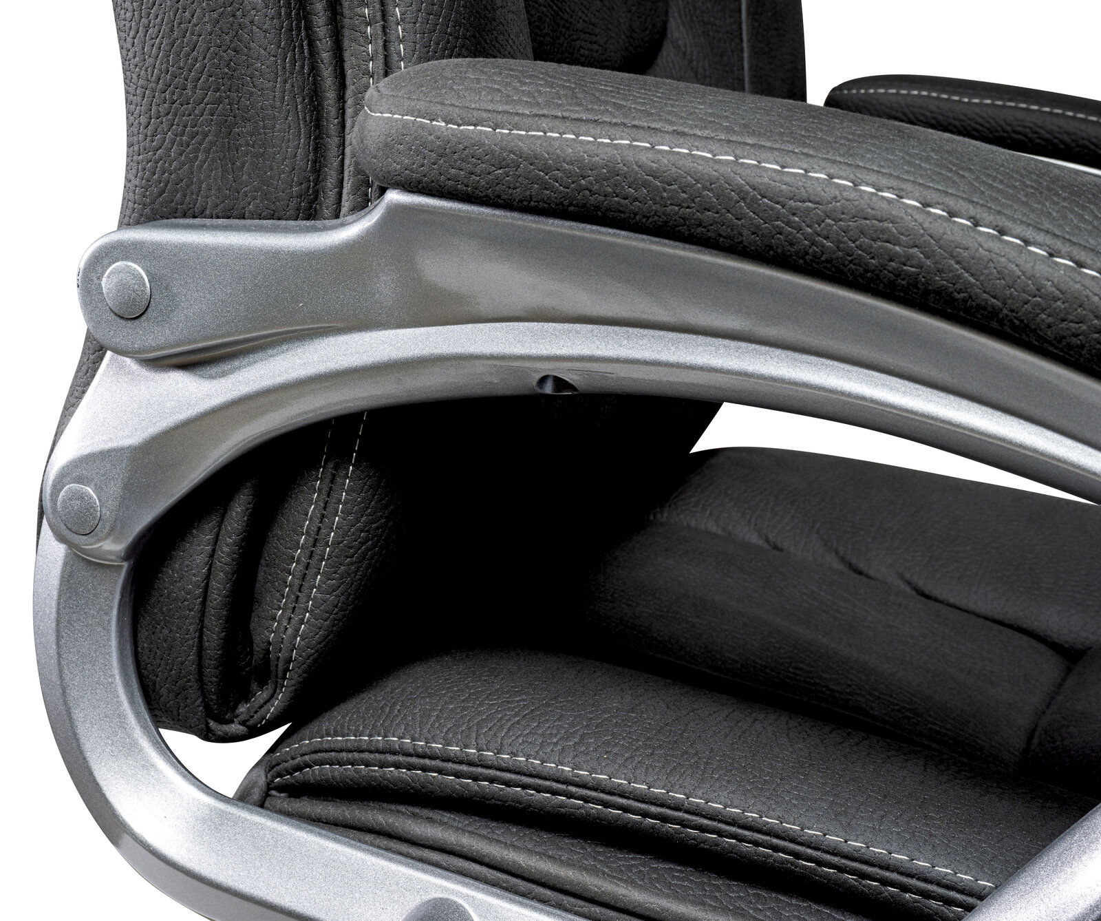 Nahaufnahme eines Chefsessels mit grauem Lederbezug und silbernen Armlehnen, seitliche Perspektive