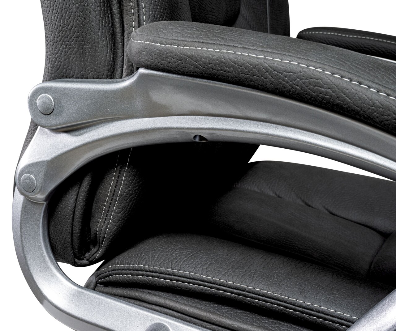 Nahaufnahme eines Chefsessels mit grauem Lederbezug und silbernen Armlehnen, seitliche Perspektive
