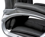 Nahaufnahme eines Chefsessels mit grauem Lederbezug und silbernen Armlehnen, seitliche Perspektive