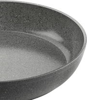 Nahaufnahme einer grauen Bratpfanne mit 32 cm Durchmesser, seitliche Perspektive