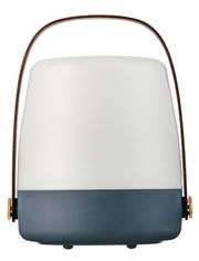 Frontansicht einer tragbaren Lampe mit weißem Schirm und dunkelblauem Sockel, ausgestattet mit einem braunen Tragegriff.