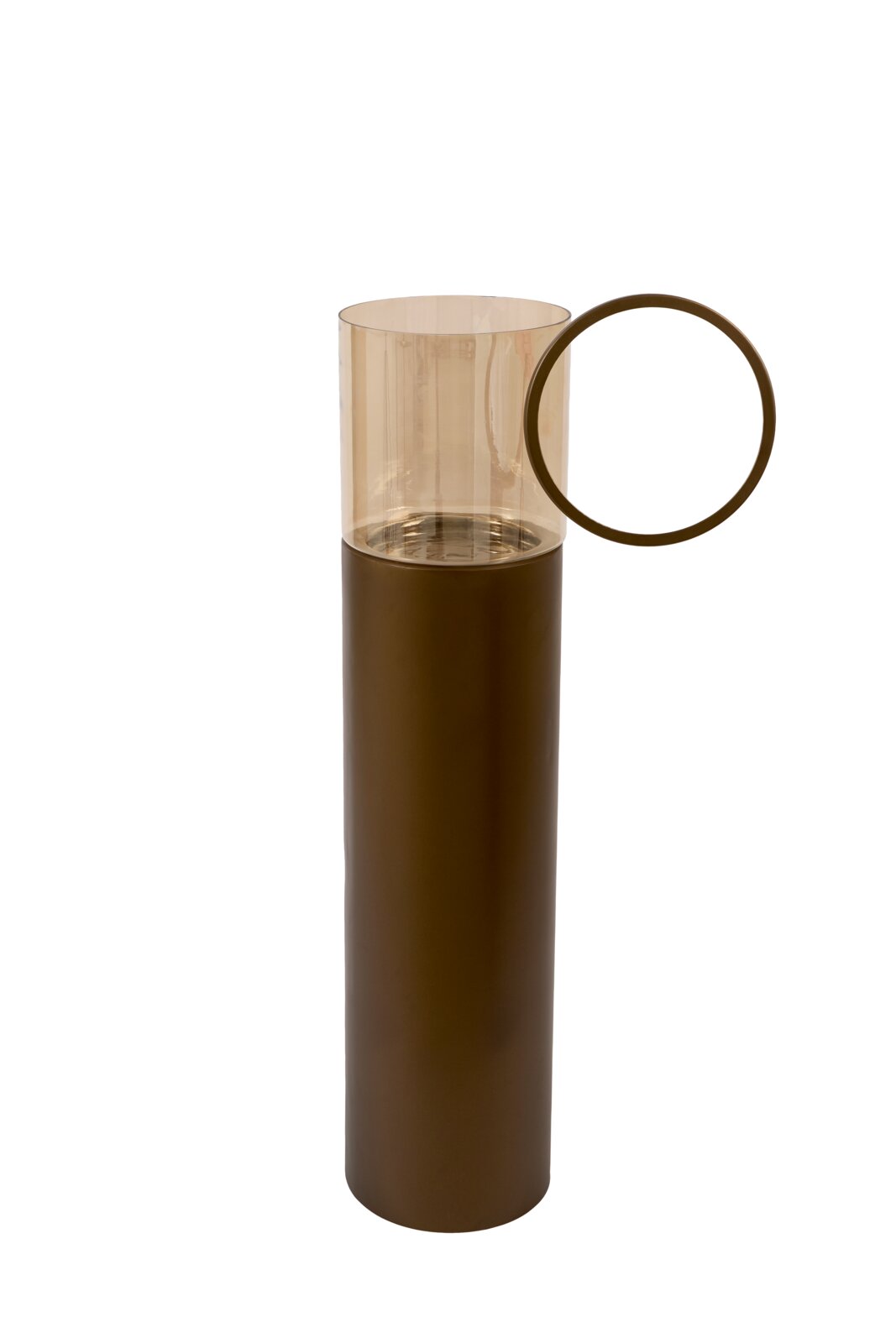 Hoge cilindervormige lantaarn met donkerbruine voet, amberkleurig transparant glas en ronde handgreep, vanuit licht verhoogd vooraanzicht