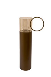 Hoge cilindervormige lantaarn met donkerbruine voet, amberkleurig transparant glas en ronde handgreep, vanuit licht verhoogd vooraanzicht
